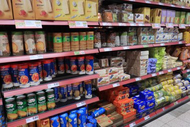 Haarlem, Hollanda - 26 Haziran 2021: Süpermarket metninde çeşitli kraker ve bisküviler: Hollanda 'da ürün bilgileri, Euro fiyatları.