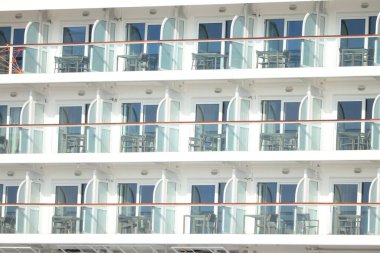 IJmuiden, Hollanda - 2 Temmuz 2021: Marella Explorer 2 Covid 19 salgınının sonunda terminalde. 2021 yaz sezonundan geriye kalanlara hazırlanıyorum. Balkon kamaralarının ayrıntıları