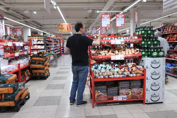 Haarlem Juni 2021 Man Shoppen Een Moderne Supermarkt Zoek Naar — Stockfoto
