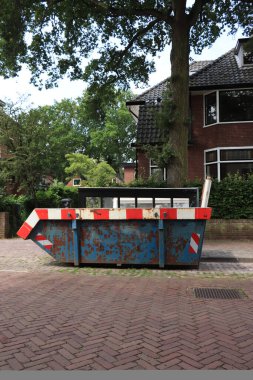 İnşaat alanının yakınındaki dolu çöp konteynırları, tadilat ya da bakım.