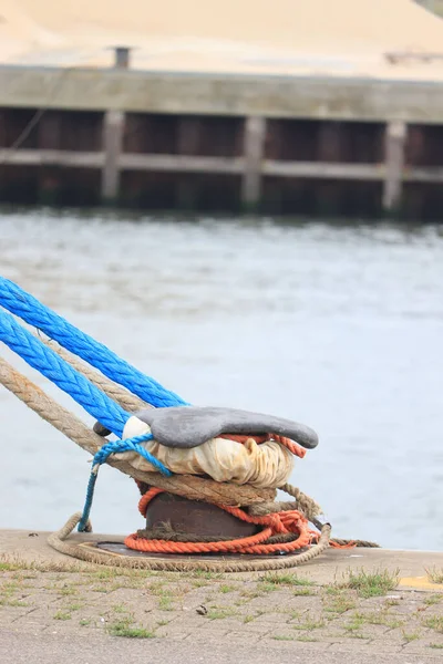 Barco Enferrujado Uma Corda Num Porto — Fotografia de Stock