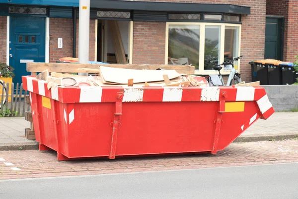 Beladener Müllcontainer Der Nähe Einer Baustelle Einer Hausrenovierung Oder Wartung — Stockfoto