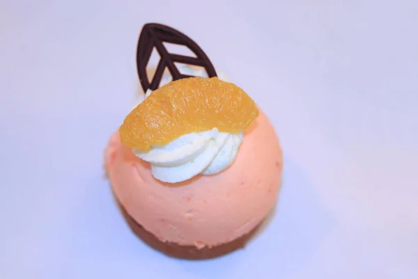 Pastelería Mousse Naranja Fresca Con Crema Una Decoración Chocolate —  Fotos de Stock
