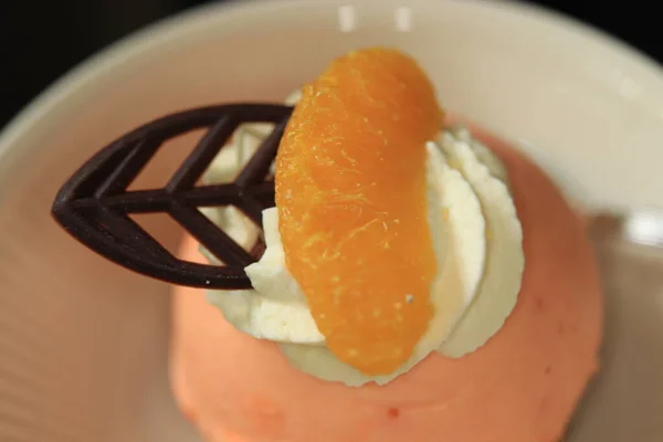 クリームとチョコレートの装飾が施された新鮮なオレンジムース菓子 — ストック写真