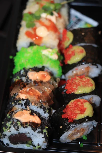 Une Portion Sushis Japonais Diverses Sortes Sur Une Assiette Service — Photo