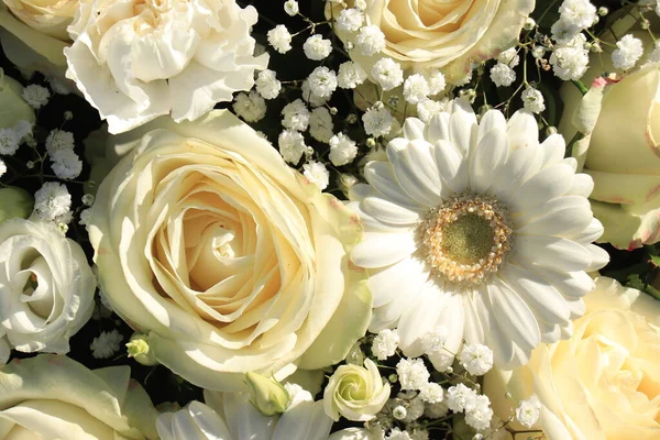 Különféle Fehér Virágok Vegyes Menyasszonyi Csokorban — Stock Fotó