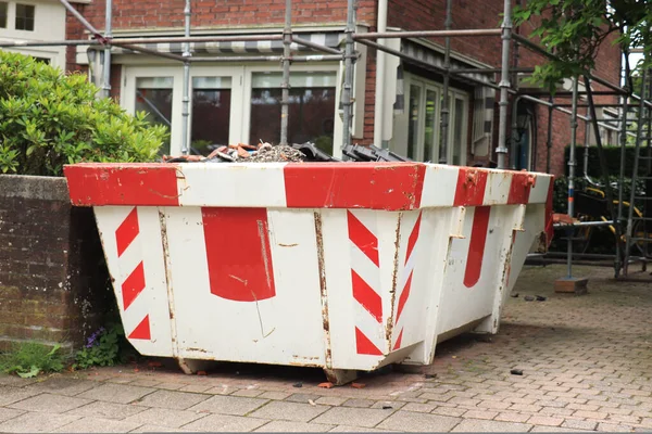 Naložený Kontejner Blízkosti Staveniště Renovace Nebo Údržba Domu — Stock fotografie