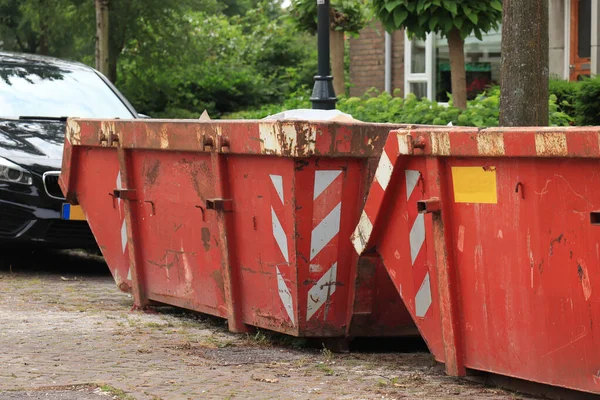 Beladener Müllcontainer Der Nähe Einer Baustelle Einer Hausrenovierung Oder Wartung — Stockfoto