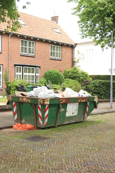 Beladener Müllcontainer Der Nähe Einer Baustelle Einer Hausrenovierung Oder Wartung — Stockfoto