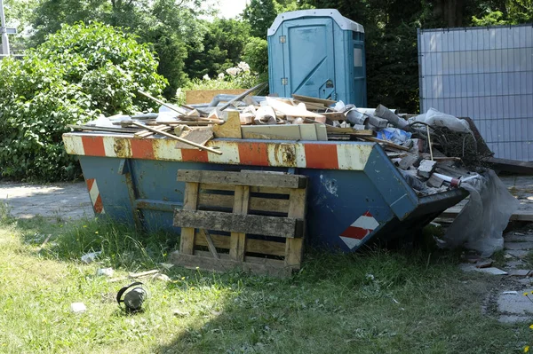 Caricato Cassonetto Vicino Cantiere Una Casa Ristrutturazione Manutenzione — Foto Stock