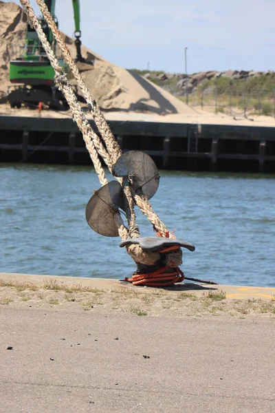 Une Borne Rouillée Une Corde Dans Port — Photo