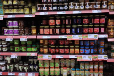 Haarlem, Hollanda - 26 Haziran 2021: süpermarketteki sandviç topları: fıstık ezmesi, marmelat, çikolata ezmesi, meyve reçeli. Metin: Hollanda 'da ürün bilgileri, Euro' da fiyatlar.