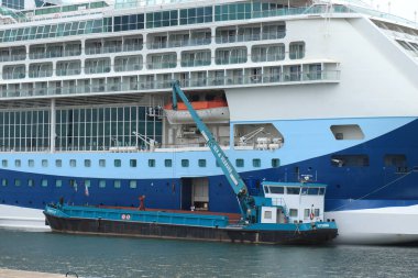 IJmuiden, Hollanda - 3 Temmuz 2021: Marella Discovery Covid 19 salgınının sonunda terminalde. 2021 yaz sezonundan geriye kalanlara hazırlanıyorum..