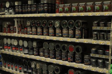 Cruquius, Hollanda - 31 Temmuz 2021: Hammerite boya kapları mağazada. Hammerite boya markasını koruyan bir metaldir.