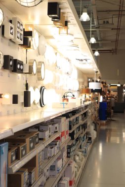 Cruquius, Hollanda - 31 Temmuz 2021: bir nalbur dükkanının ışıklandırma bölümü. Modellerin çeşitliliği