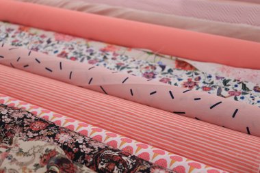 Cruquius, Hollanda - 31 Temmuz 2021: hırdavatçıda perdeler ve kumaşlar. Çeşitli kumaş örnekleri ve ruloları