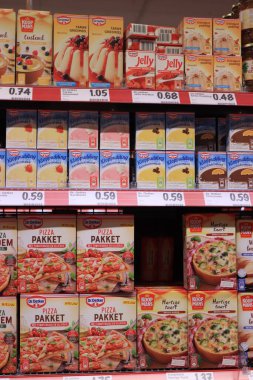 Haarlem, Hollanda - 31 Temmuz 2021: Bir süpermarkette çeşitli Dr. Oetker ürünleri. Oetker Alman merkezli bir gıda şirketi. Etiketli metin: Ürün bilgileri Hollandaca, fiyatlar avro