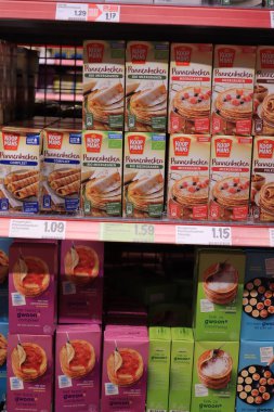 Haarlem, Hollanda - 31 Temmuz 2021: süpermarkette hazır krep karışımı. Koopmans Hollanda merkezli bir gıda şirketi, G 'woon ise bir markadır. Etiketli metin: Ürün bilgileri Hollandaca, fiyatlar avro
