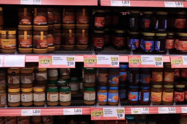 Haarlem, Hollanda - 31 Temmuz 2021: Süpermarkette sandviç üstleri: fıstık ezmesi, marmelat, çikolata ezmesi, meyve reçeli. Metin: Hollanda 'da ürün bilgileri, Euro' da fiyatlar.