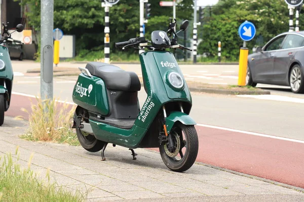 荷兰哈莱姆 2021年6月26日 来自Felyx基于Scooter应用程序的出租摩托车服务 Felyx在欧洲的几个城市都有 城市流动概念 — 图库照片