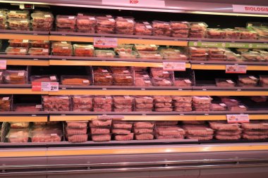 Haarlem, Hollanda - 26 Haziran 2021: Süpermarkette et. Farklı türde paketlenmiş et. Hollandaca etiketler üzerine metin