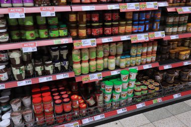 Haarlem, Hollanda - 26 Haziran 2021: süpermarketteki sandviç topları: fıstık ezmesi, marmelat, çikolata ezmesi, meyve reçeli. Metin: Hollanda 'da ürün bilgileri, Euro' da fiyatlar.