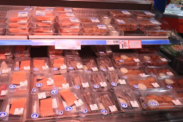 Haarlem Holanda Junho 2021 Vários Tipos Peixes Pré Embalados Supermercado — Fotografia de Stock