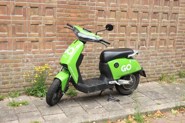 オランダ ハールレム 2021年6月26日 Sharingアプリベースのスクーターレンタルサービスのレンタルスクーター 移動共有は ヨーロッパのいくつかの都市で利用可能です 都市移動の概念 — ストック写真