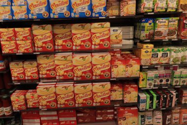 Moulins-Avermes, Fransa - 11 Eylül 2021: Fransız süpermarketinde patates püresi. Etiketler: Ürün bilgileri Fransızca, fiyatlar avro