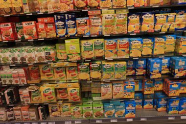 Moulins-Avermes, Fransa - 11 Eylül 2021: süpermarkette ürünler. Mercimek, kuskus ve kinoa. Etiketler: Ürün bilgileri Fransızca, fiyatlar avro