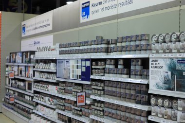 Cruquius, Hollanda - 31 Temmuz 2021: Gama hırdavat dükkanında boya kutuları. Gamma, Hollanda merkezli bir donanım zinciri mağazası.. 