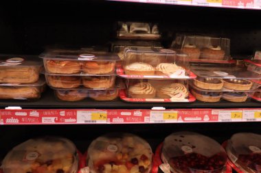 Bourbon-Lancy, Fransa - 13 Eylül 2021: Fransız süpermarket buzdolabında önceden paketlenmiş şekerleme. Metin: ürün açıklaması ve Fransızca fiyat