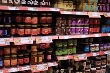 Haarlem, Hollanda - 31 Temmuz 2021: Süpermarkette sandviç üstleri: fıstık ezmesi, marmelat, çikolata ezmesi, meyve reçeli. Metin: Hollanda 'da ürün bilgileri, Euro' da fiyatlar.