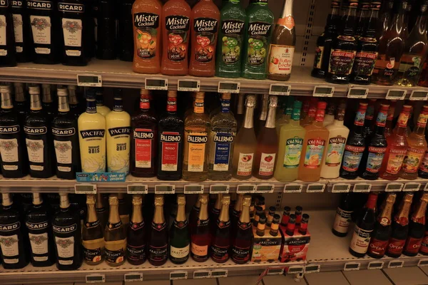 Bourbon Lancy Francie Září 2021 Barevné Láhve Likérovými Nápoji Koktejly — Stock fotografie