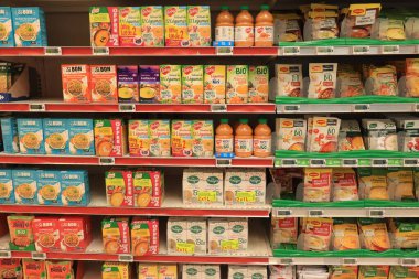 Moulins, Fransa - 14 Eylül 2021: Carrefour süpermarketinde çeşitli türde çorba. Paketler ve hazır çorba.