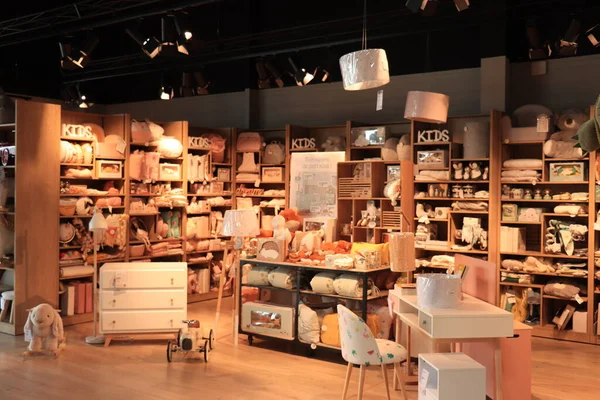 Moulins France September 2021 Maisons Monde Retail Display 색깔의 젖꼭지와 — 스톡 사진