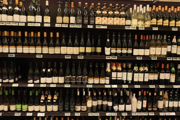 Moulins Frankreich September 2021 Weinabteilung Carrefour Einem Großen Französischen Supermarkt — Stockfoto