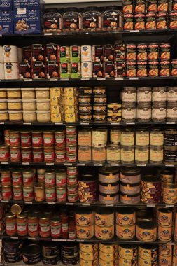 Moulins, Fransa - 11 Eylül 2021: E.Leclerc süpermarketinde çeşitli konserve et ürünleri