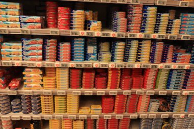 Autun, Fransa - 17 Eylül 2021:, Fransa - 14 Eylül 2021: E.Leclerc süpermarketinde çeşitli balık konserveleri