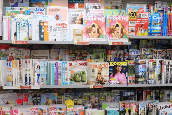 Autun フランス 2021年9月17日 フランスのスーパーマーケットでのキオスクディスプレイ上の雑誌 主題別に分類 — ストック写真