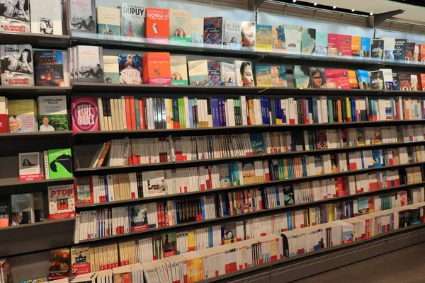 Moulins Francja Września 2021 Książki Francuskim Supermarkecie — Zdjęcie stockowe