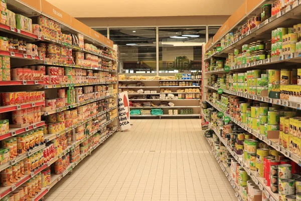 Moulins Francia Septiembre 2021 Pasillo Con Latas Supermercado Carrefour Comidas —  Fotos de Stock