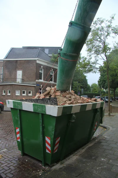 Geladen dumpster — Stockfoto