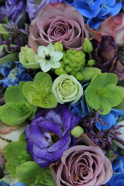 Blue and purple bridal bouquet — Stock Photo, Image