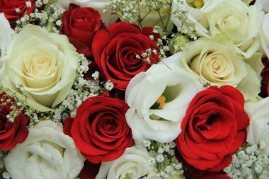 Gelinlik buketinde kırmızı ve beyaz güller