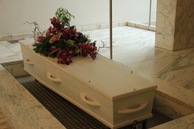 Beyaz tabut cenaze çiçek ile