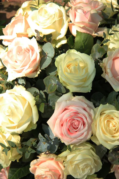 Rosa och vit brudbukett — Stockfoto