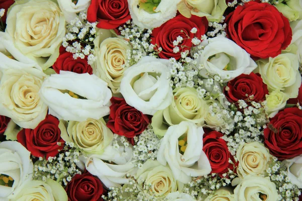 新娘花束中的红白玫瑰 — 图库照片