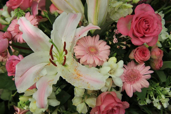 Fiori da sposa bianchi e rosa — Foto Stock