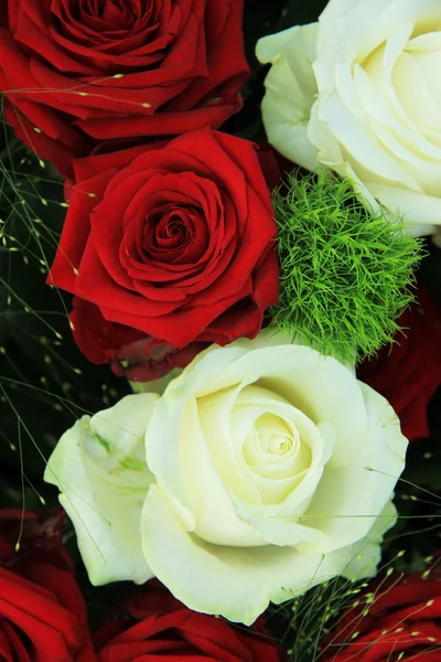 Vörös és fehér rózsa menyasszonyi csokorban — Stock Fotó